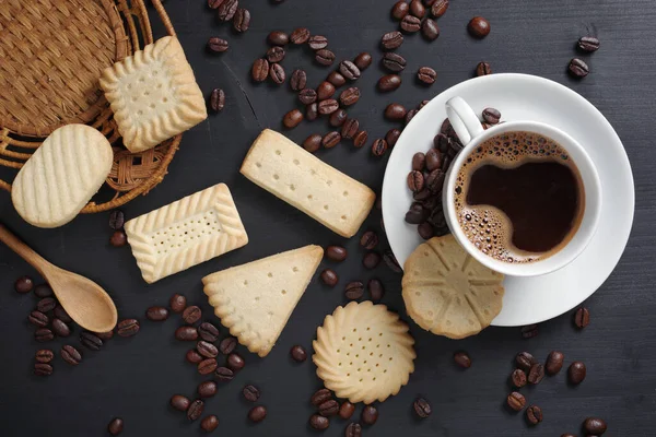 Verschiedene Shortbread Kekse Und Kaffee Auf Schwarzem Holztisch Draufsicht — Stockfoto