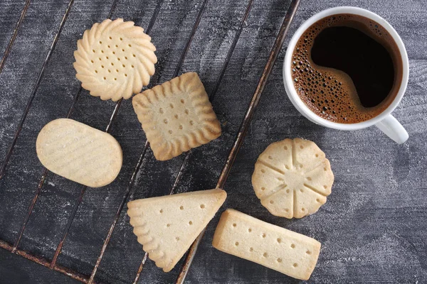 Diverse Koekjes Kopje Koffie Zwarte Tafel Met Bloem Bovenaanzicht — Stockfoto