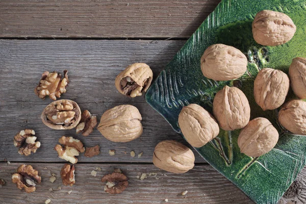 Nueces Enteras Agrietadas Sobre Tabla Cortar Cerámica Sobre Fondo Madera — Foto de Stock