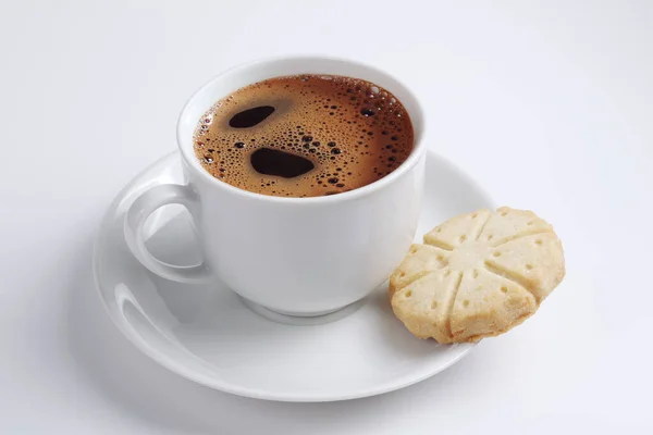 Tasse Kaffee Und Shortbread Cookie Auf Weißem Hintergrund Nahaufnahme — Stockfoto