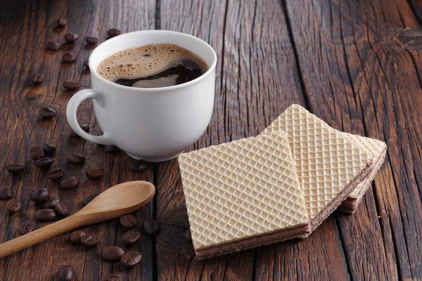 Quadratische Oblaten Mit Füllung Und Tasse Kaffee Auf Holztisch — Stockfoto