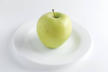 Beyaz arkaplanda yeşil elma
