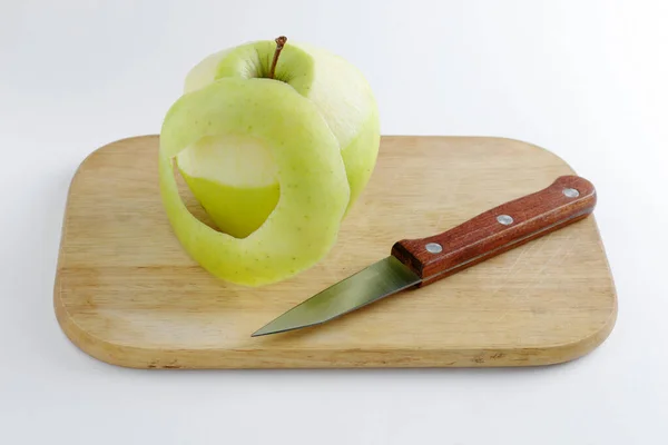 Sbucciato Mela Verde Coltello Sul Tagliere Sfondo Bianco — Foto Stock