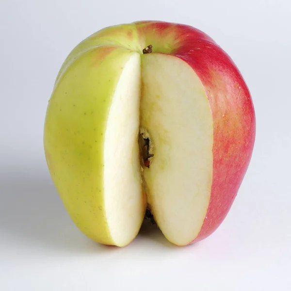 Manzana Rojo Verde Con Corte Sobre Fondo Blanco Cerca — Foto de Stock