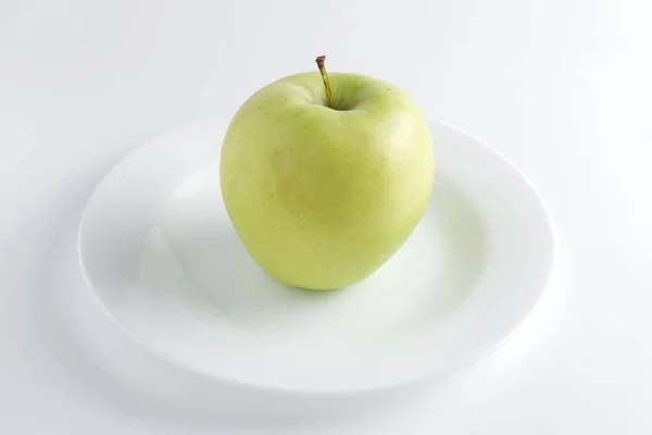 Pomme Verte Sur Une Assiette Sur Fond Blanc — Photo