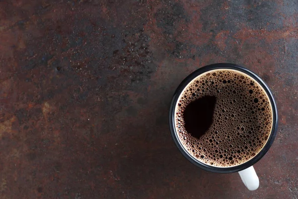 Tasse Café Dans Une Tasse Émail Sur Fond Métallique Grunge — Photo