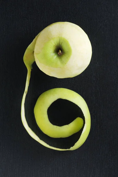 Manzana Verde Pelada Sobre Fondo Piedra Negra Vista Superior — Foto de Stock