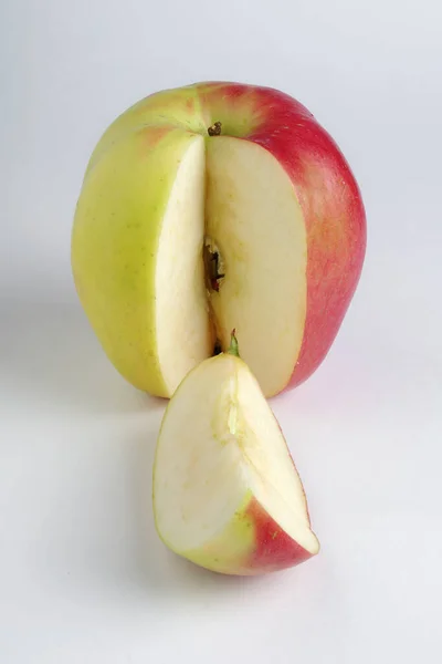 Manzana Rojo Verde Con Pieza Cortada Sobre Fondo Blanco Cerca — Foto de Stock