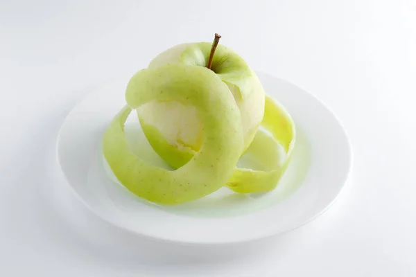 Pomme Verte Pelée Sur Une Assiette Sur Fond Blanc — Photo