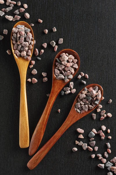 Himalayan Rock Salt Wooden Spoons Black Stone Background — Stock Photo, Image