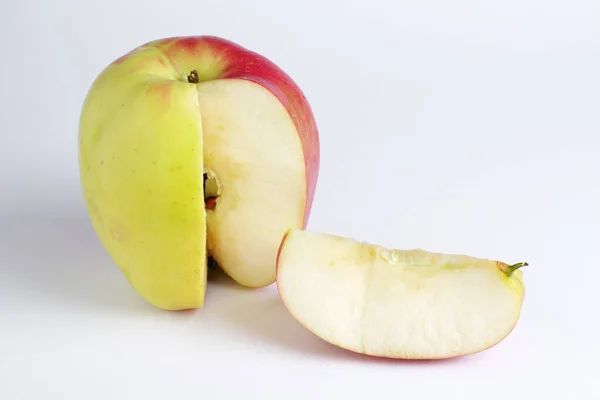 Червоно Зелене Яблуко Вирізаним Шматочком Білому Тлі Крупним Планом — стокове фото
