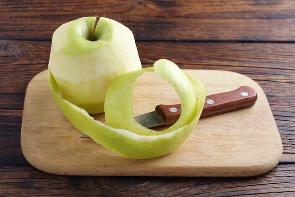 Manzana Verde Pelada Cuchillo Sobre Tabla Cortar Sobre Mesa Madera —  Fotos de Stock