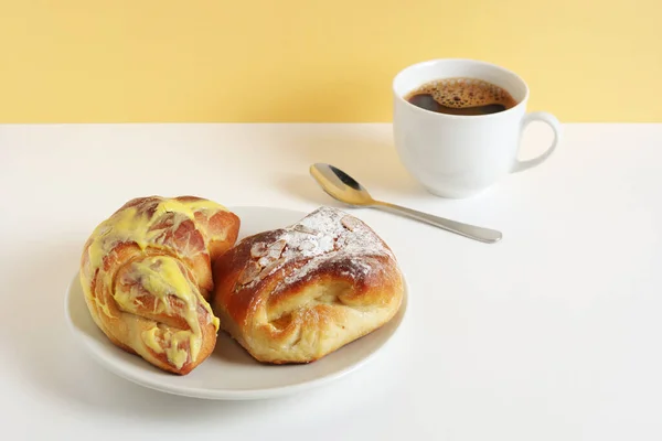 Tonluk Arka Planda Iki Çörek Bir Fincan Kahve — Stok fotoğraf