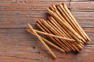 Eski ahşap zemin üzerinde çıtır ekmek kamışı, kopya alanı ile üst görünüm