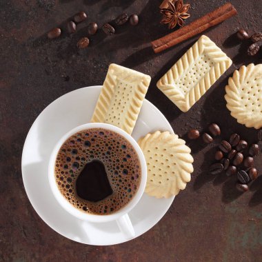 Grunge metal arka planda kahve ve kurabiye manzarasının hemen üstünde.