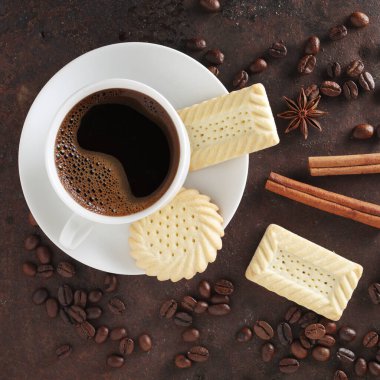 Grunge metal arka planda kahve ve kurabiye manzarasının hemen üstünde.