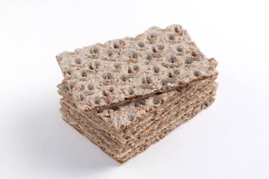 Beyaz arka planda tohumları olan çıtır çavdar ekmeği. Sağlıklı yemek.