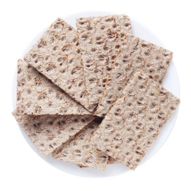 Beyaz arka planda izole edilmiş bir tabakta çekirdekli çavdar gevreği.