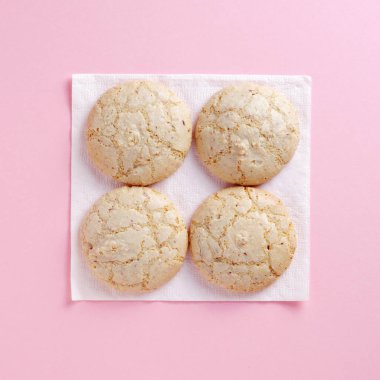 Pembe arka planda İtalyan badem kurabiyeleri, üst manzara