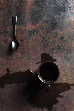 Paslı demir zemin ya da masa üzerine dökülen kahve, fotokopi alanı olan üst manzara