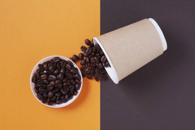 İki tonluk arka planda, tek kullanımlık kahve çekirdekleri.