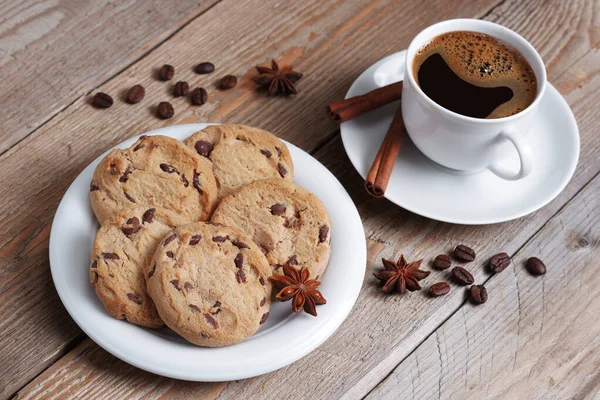 Tallrik Med Chocolate Chip Cookies Och Kopp Varmt Kaffe Träbord — Stockfoto