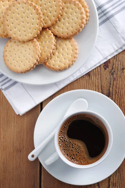 Cup Coffee Sandwich Cookies Chocolate Cream Table Top View — Φωτογραφία Αρχείου