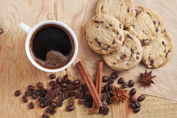 Biscoitos Chocolate Com Uma Xícara Café Especiarias Velho Fundo Madeira — Fotografia de Stock