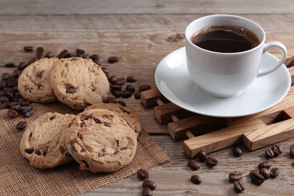 チョコレートチップクッキー スパイス コーヒーカップ すべて木製の背景やテーブルの上に — ストック写真