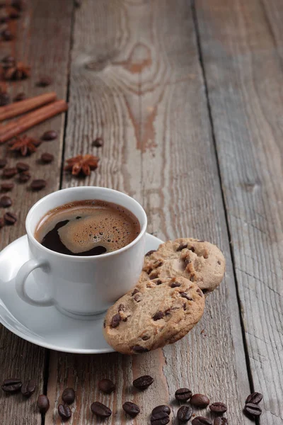 木製の背景にコーヒーカップとチョコレートチップクッキー テキストの場所 — ストック写真