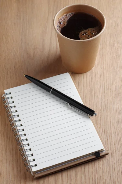 Cuaderno Espiral Bolígrafo Vaso Papel Desechable Café Sobre Mesa — Foto de Stock