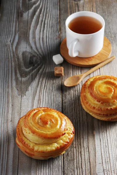Tahta Bir Masada Kahvaltı Için Çörekler Bir Fincan Çay — Stok fotoğraf