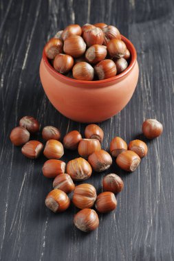 Kasede fındıklar ve yanında siyah ahşap bir masa.