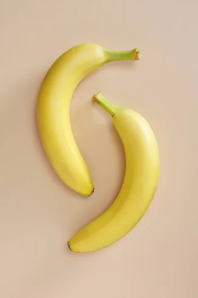 从上面看米色背景的香蕉 — 图库照片