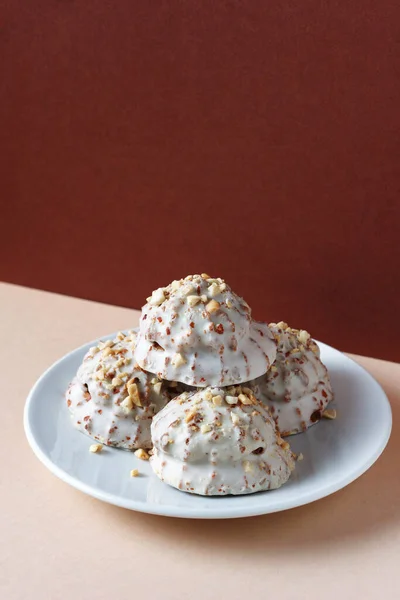 Glasierte Kekse Mit Karamellglasur Und Nüssen Auf Einem Teller Auf — Stockfoto
