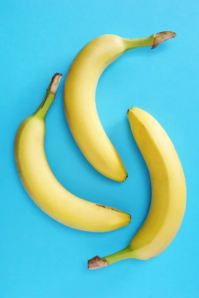 Bananen Auf Blauem Hintergrund Draufsicht — Stockfoto