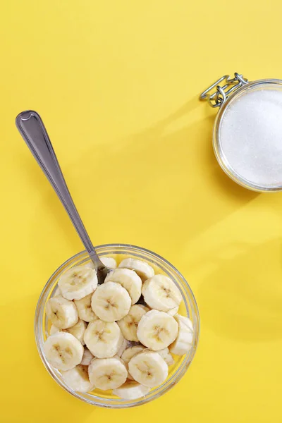 Plátky Banán Cukr Skleněné Misce Žlutém Pozadí Horní Pohled — Stock fotografie