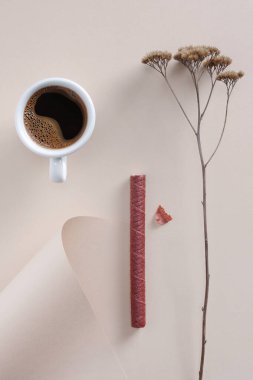 Kahve ve gofret karışımı bej arka planda, üst görünümde.