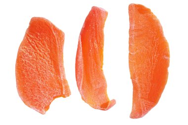 Beyaz arka planda izole edilmiş kurutulmuş mango grubu