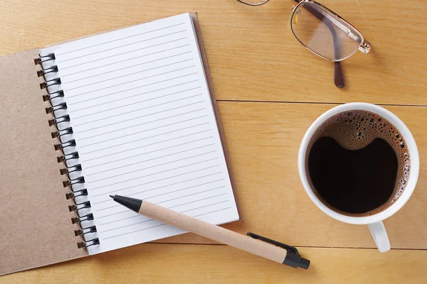 Tasse Kaffee Und Notizbuch Mit Stift Aus Umweltfreundlichen Materialien Auf — Stockfoto