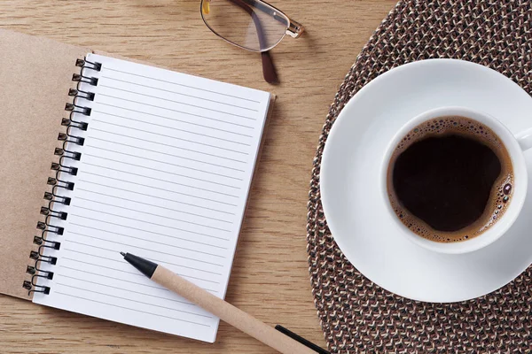 Milieuvriendelijk Notitieboekje Met Pen Kopje Koffie Tafel Bovenaanzicht — Stockfoto