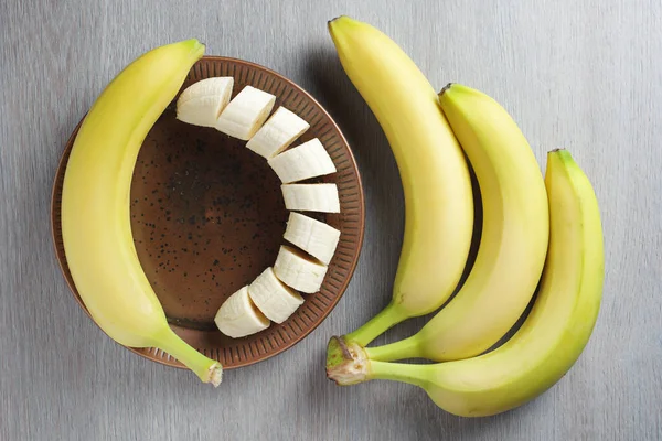 Banane Entière Tranchée Sur Une Assiette Sur Table Vue Dessus — Photo