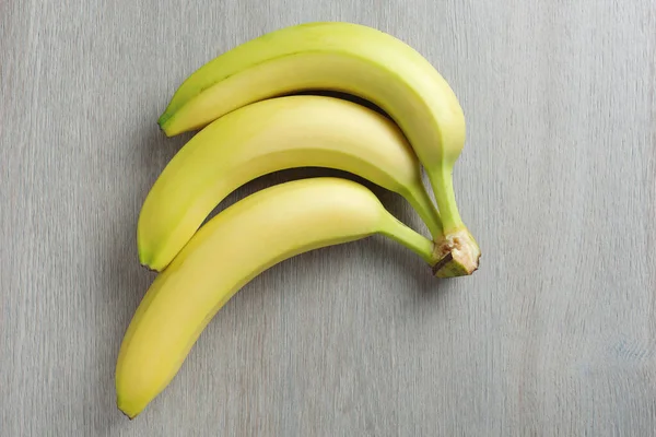 식탁에 바나나 보이는 — 스톡 사진