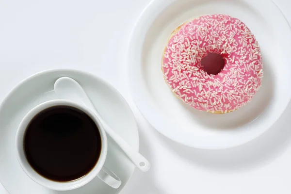 Donut Rosa Prato Xícara Café Fundo Branco Close Vista Superior — Fotografia de Stock