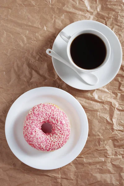 Doce Donut Rosa Com Polvilhas Xícara Café Fundo Papel Amassado — Fotografia de Stock