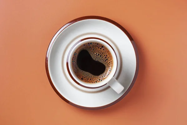 茶色の背景にコーヒーカップ トップビュー — ストック写真