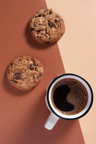 Biscuits Aux Pépites Chocolat Tasse Café Sur Fond Brun Bicolore — Photo