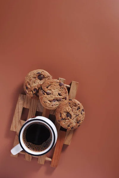 Biscuits Aux Pépites Chocolat Tasse Café Sur Fond Brun Vue — Photo