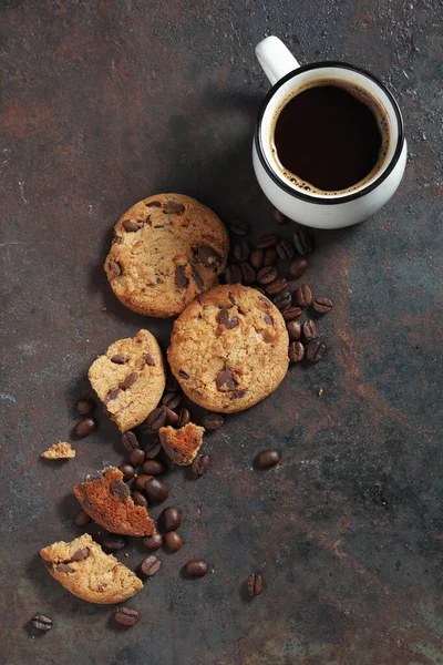 Chocolate Chip Cookies Cup Coffee Grunge Metal Background Top View — Stock Photo, Image