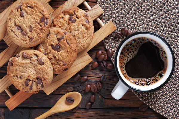 木製のテーブルの上にコーヒーとチョコレートチップクッキーのカップを閉じる トップビュー — ストック写真